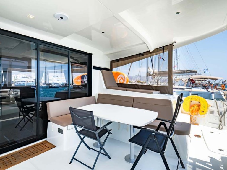 Location bateau Néa Péramos pas cher Lagoon 42