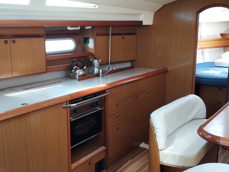 Louer Voilier avec ou sans skipper Jeanneau à Toulon