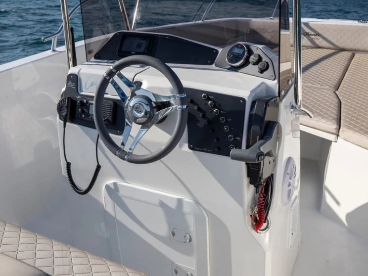 Bateau à moteur à louer à Milna au meilleur prix