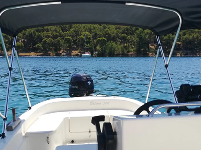 Bateau à moteur à louer à Milna au meilleur prix