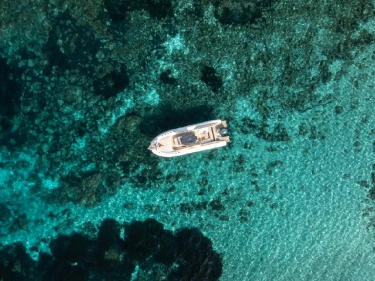 Location bateau  Capelli 900 Open 300 HP à Poltu Quatu sur Samboat