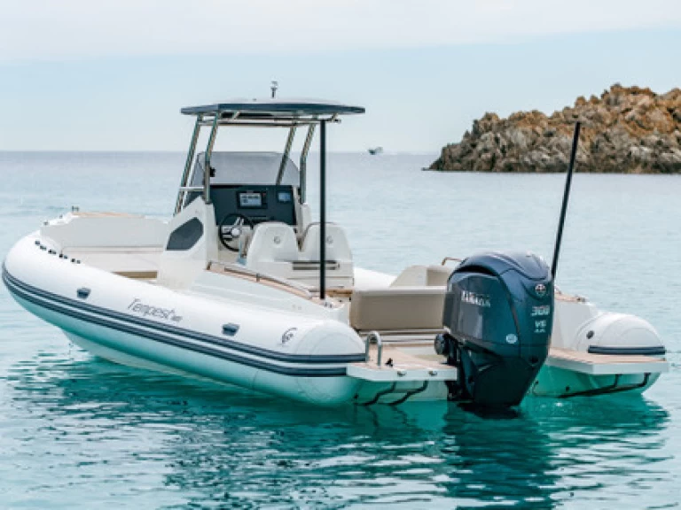 Bateau à moteur à louer à Poltu Quatu au meilleur prix