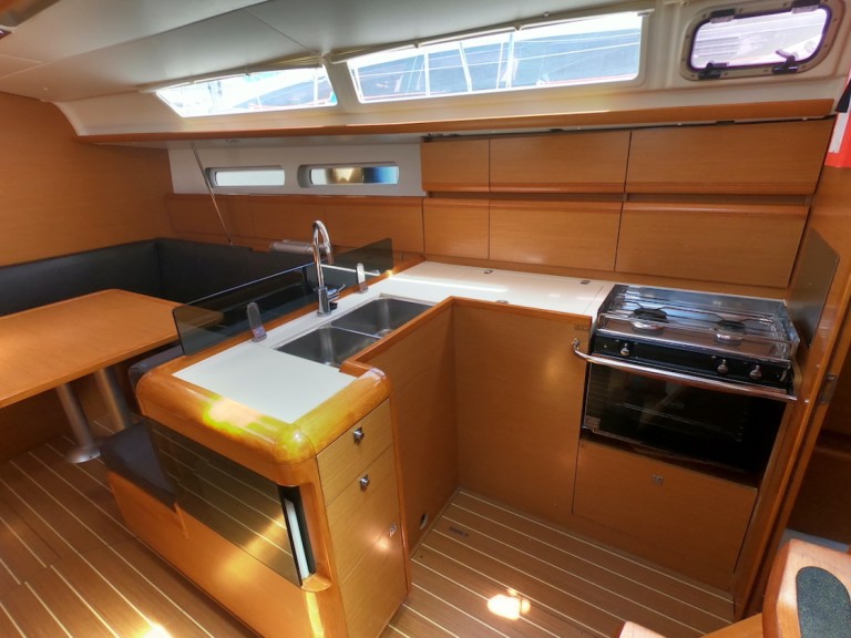 Location bateau Jeanneau Sun Odyssey 409 à Olbia sur Samboat