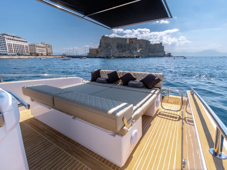 Bateau à moteur à louer à Juan-les-Pins au meilleur prix