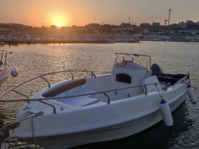 Bateau à moteur à louer à Acitrezza au meilleur prix