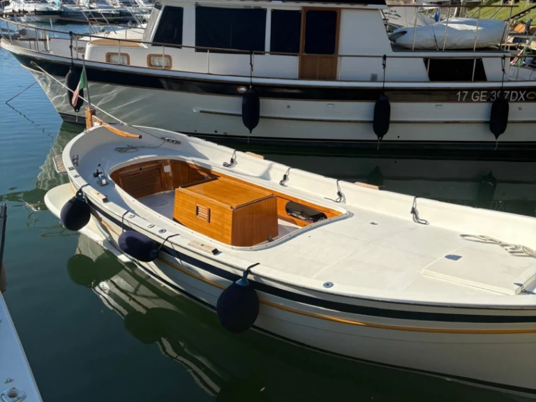 Bateau à moteur à louer à Ameglia au meilleur prix