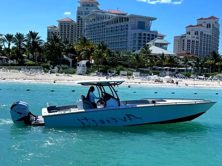 Louer Bateau à moteur avec ou sans skipper Avanti à Nassau