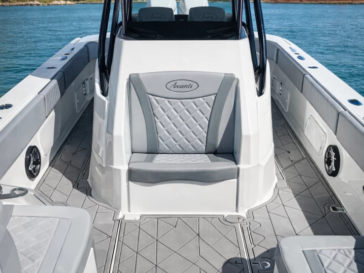 Location Bateau à moteur Avanti avec permis