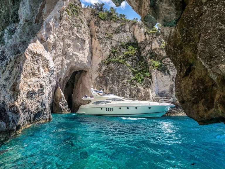 Location bateau Piraeus Port pas cher Azimut 68