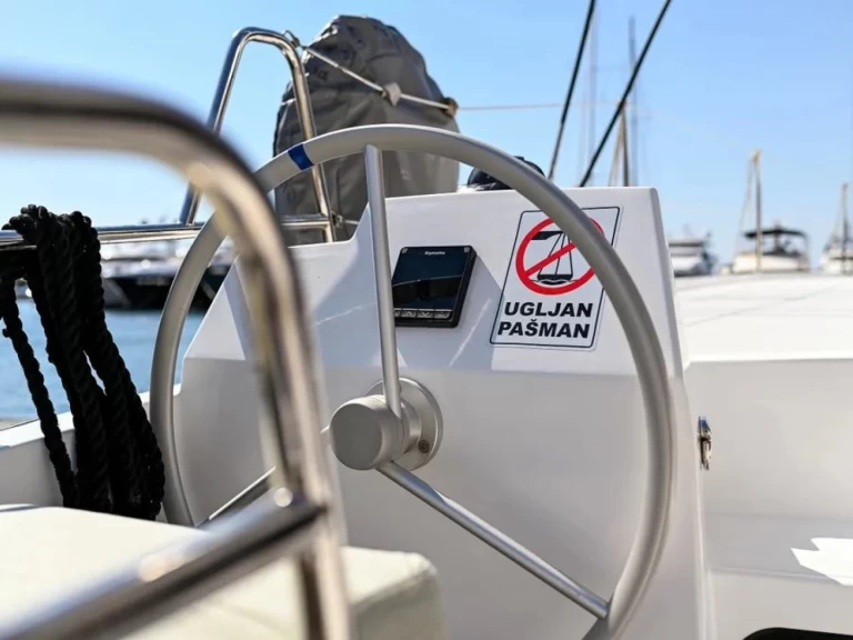 Catamaran à louer à Ðuraševići au meilleur prix