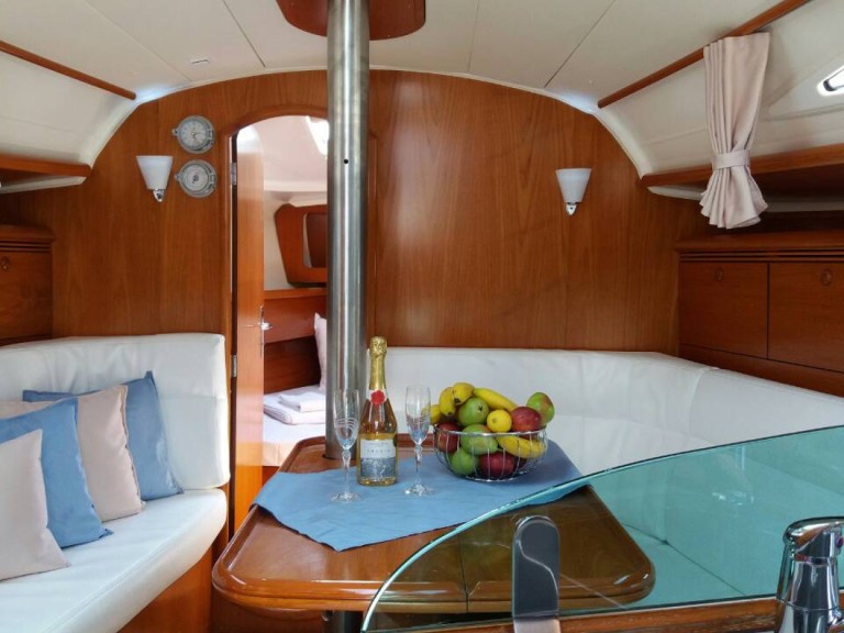 Jeanneau Sun Odyssey 35 a louer à Néa Péramos