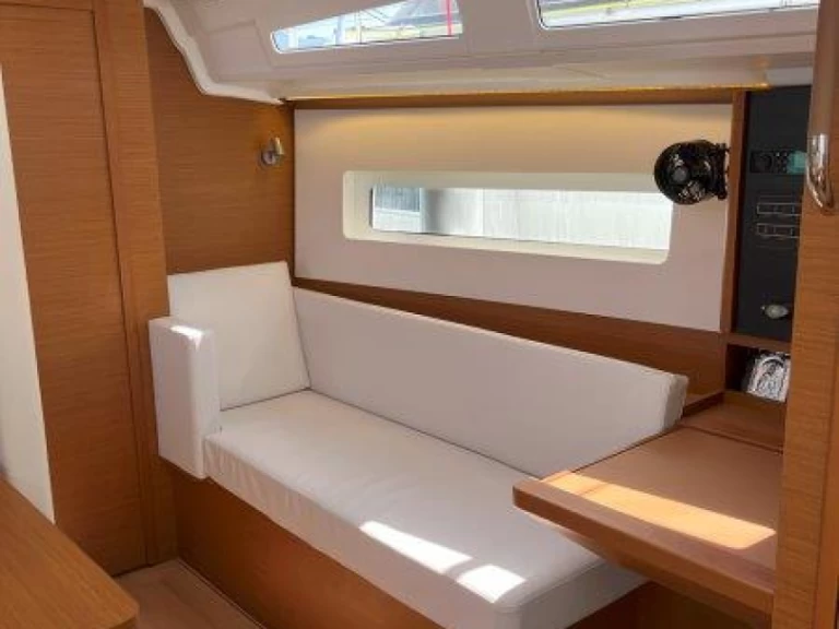Location bateau Lávrio pas cher Sun Odyssey 380