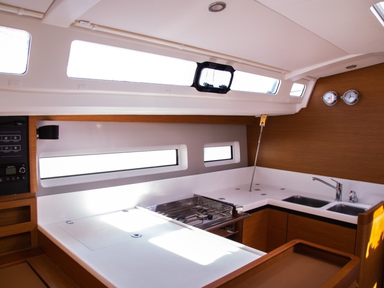 Location bateau Jeanneau Sun Odyssey 440 à Nidri sur Samboat
