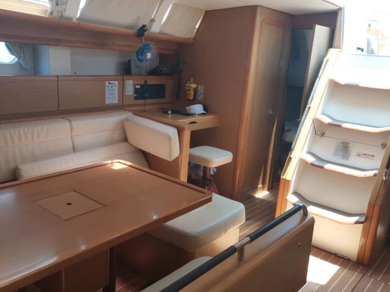 Location bateau Jeanneau Sun Odyssey 49i à Néa Péramos sur Samboat