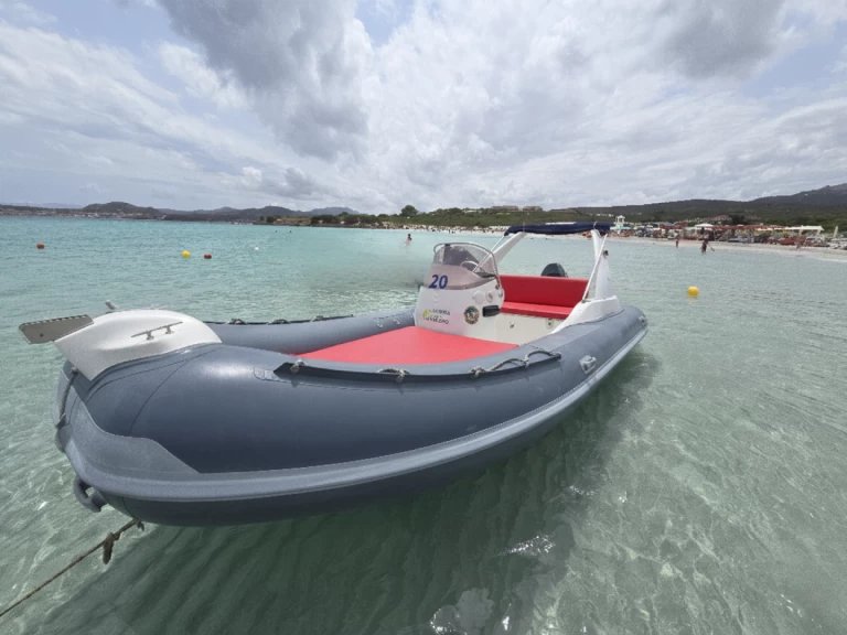 Semi-rigide à louer à Cugnana Verde au meilleur prix