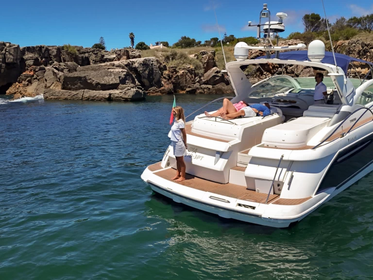 Louer Bateau à moteur avec ou sans skipper Fairline à Cascais