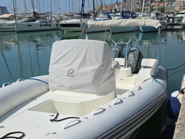 Location bateau Zodiac NZ-O 760 à Menton sur Samboat