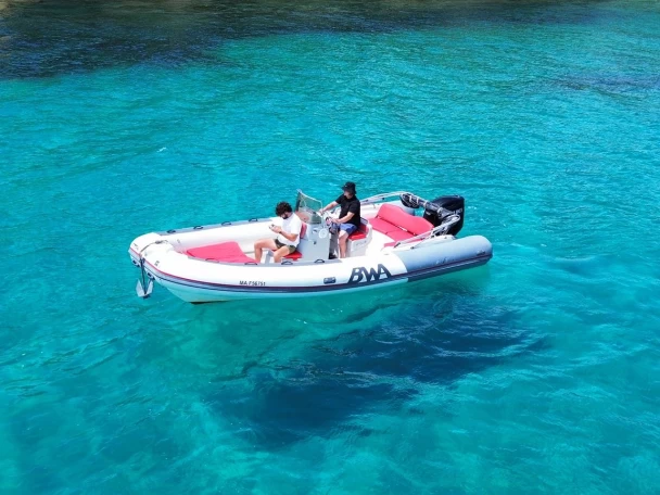 Louer Semi-rigide avec ou sans skipper Bwa à Gapeau