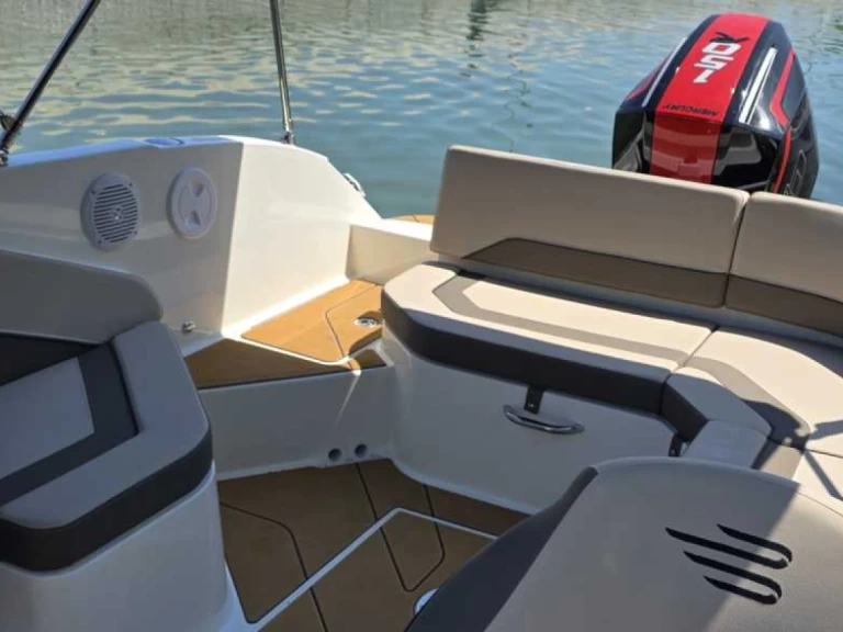 Bateau à moteur à louer à Poreč au meilleur prix