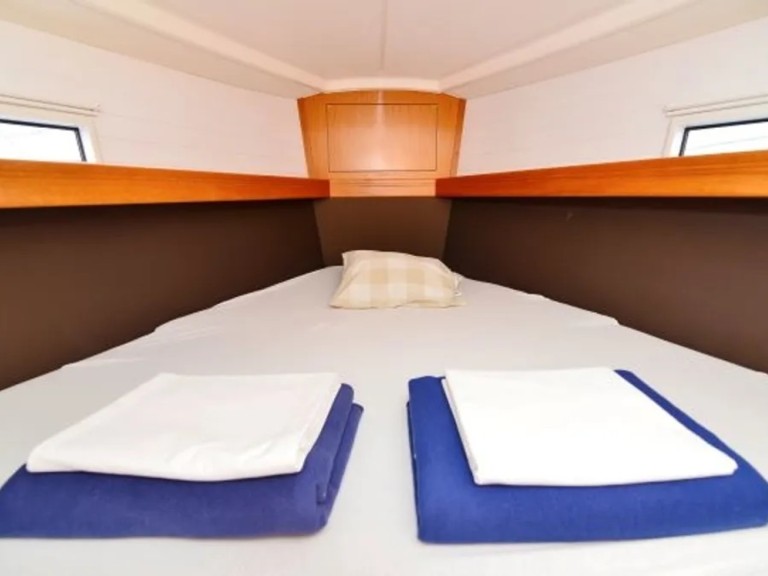 Louez un Bavaria Bavaria Cruiser 37 B à Betina