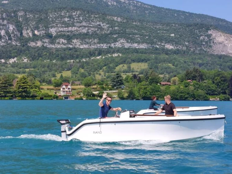 Louer Bateau à moteur avec ou sans skipper Jeanneau à Évian-les-Bains