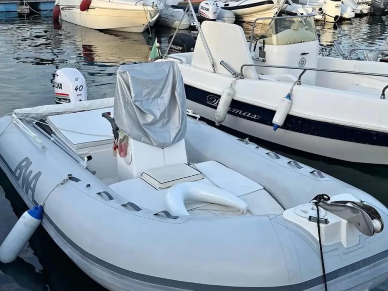 Louer Semi-rigide avec ou sans skipper Bwa à Aci Trezza