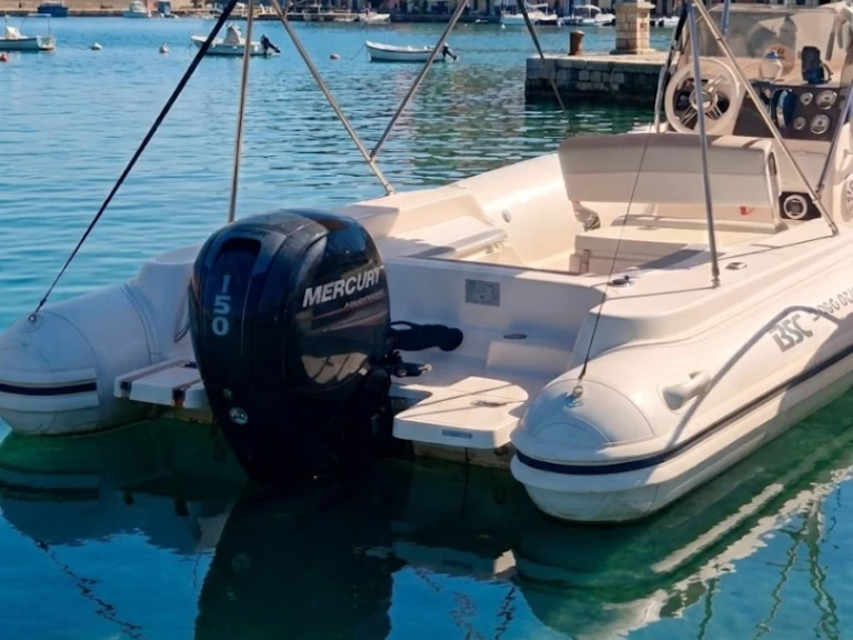 Louer Semi-rigide avec ou sans skipper Bsc à Italie