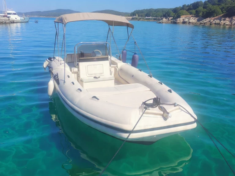 Semi-rigide à louer à Italie au meilleur prix