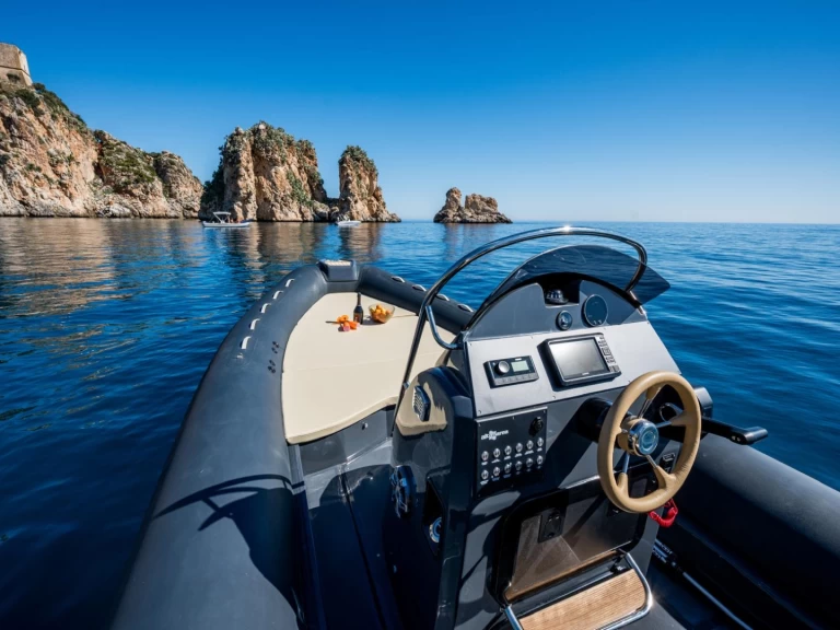 Semi-rigide à louer à Castellammare del Golfo au meilleur prix