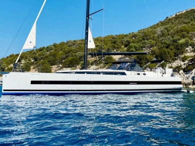 Rent a Bénéteau Oceanis Yacht 62 Álimos