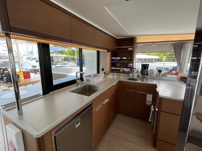 Louer Catamaran avec ou sans skipper Lagoon à Álimos