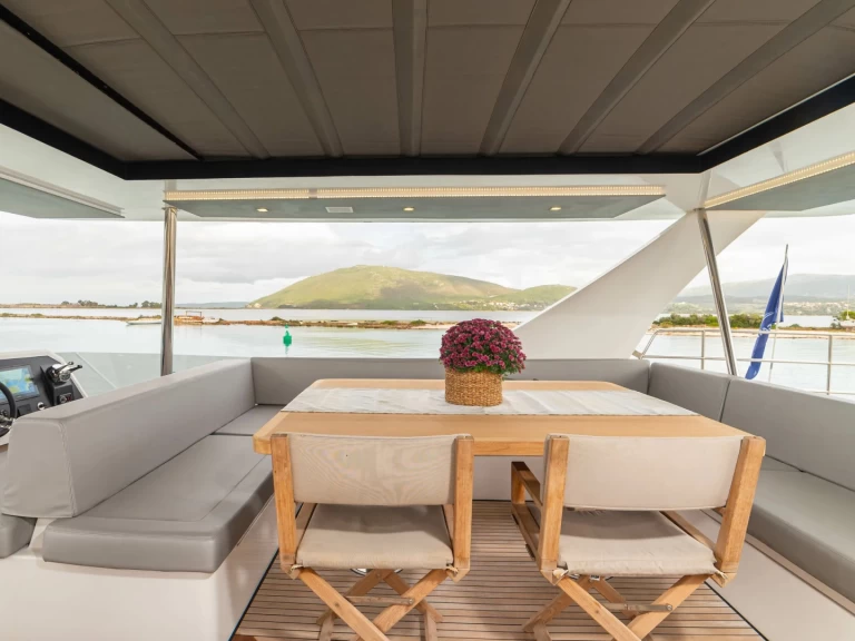 Bateau à moteur à louer à Álimos au meilleur prix