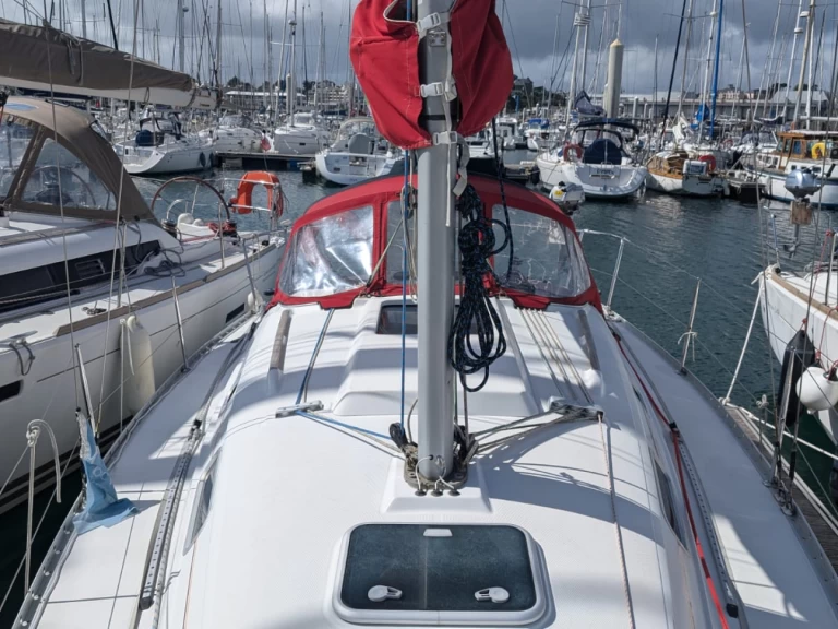Location bateau Saint-Quay-Portrieux pas cher Oceanis 311 DL