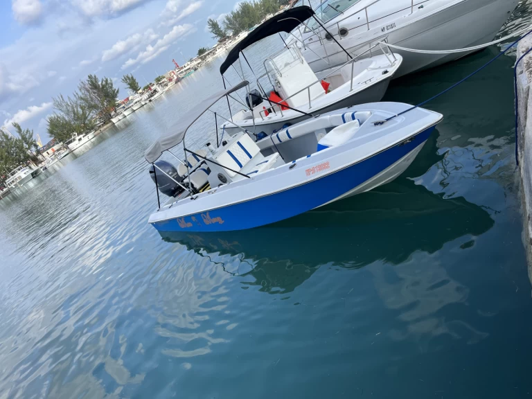 Louer Bateau à moteur avec ou sans skipper Custom Made à Nassau