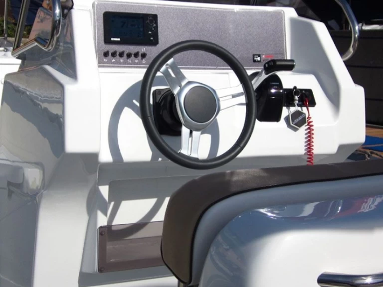 Louer Semi-rigide avec ou sans skipper Lomac à Ajaccio