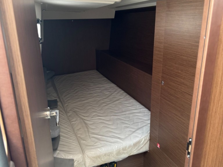 Louez un Bénéteau OCEANIS 37.1 OCEANIS 37.1 à Ajaccio