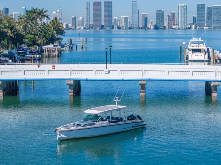 Location Bateau à moteur à Miami - Axopar 38 Sun-Top