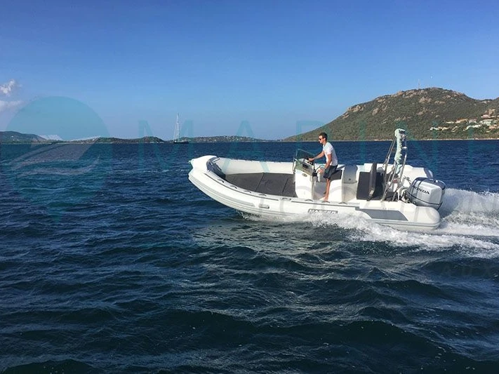 Semi-rigide à louer à Porto-Vecchio au meilleur prix