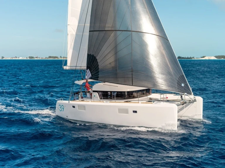 Catamaran à louer à Port Vauban au meilleur prix
