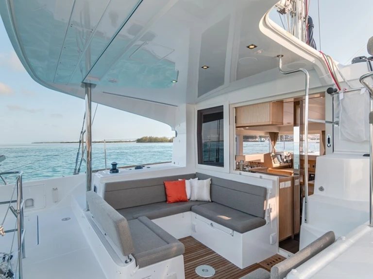 Location à Port Vauban - Lagoon Lagoon 39 sur SamBoat