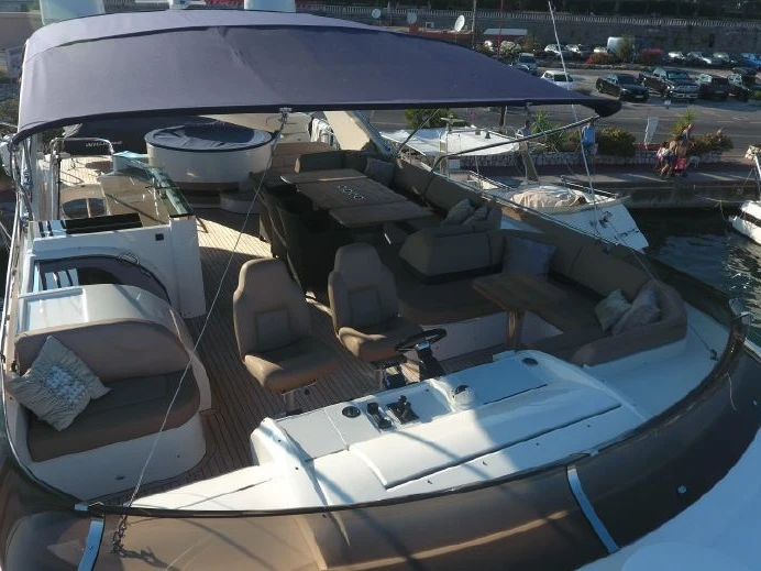 Yacht à louer à Port Vauban au meilleur prix