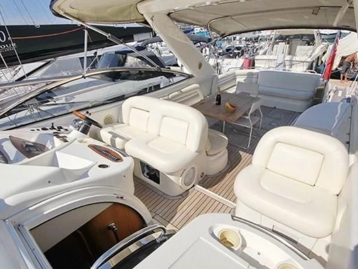 Louer Bateau à moteur avec ou sans skipper Sunseeker à Port Camille Rayon