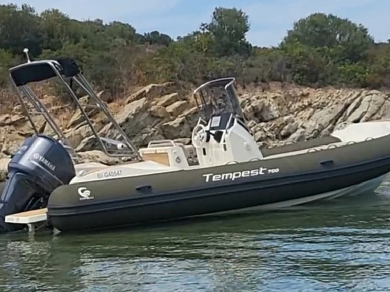 Louer Semi-rigide avec ou sans skipper Capelli à Saint-Florent