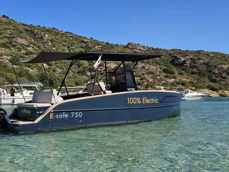 Bateau à moteur à louer à Saint-Florent au meilleur prix