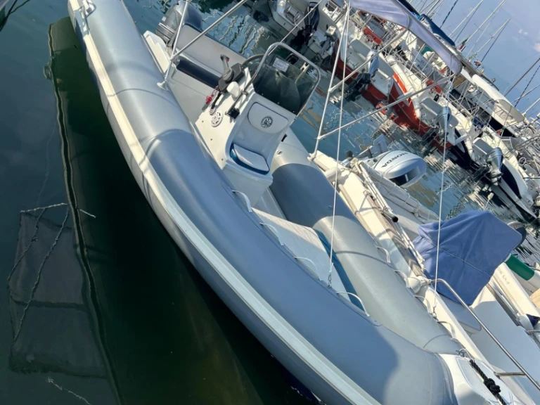 Louer Semi-rigide avec ou sans skipper AQUA à Italie