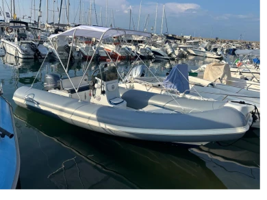 Gommone a noleggio a Italie al miglior prezzo