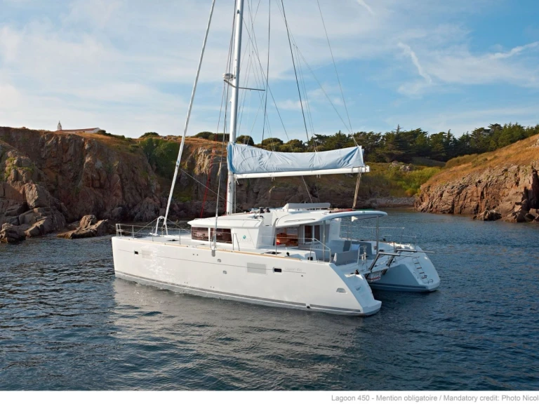 Catamaran à louer à Toúrlos au meilleur prix