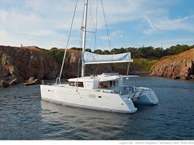 Catamaran to hire Toúrlos at the best price