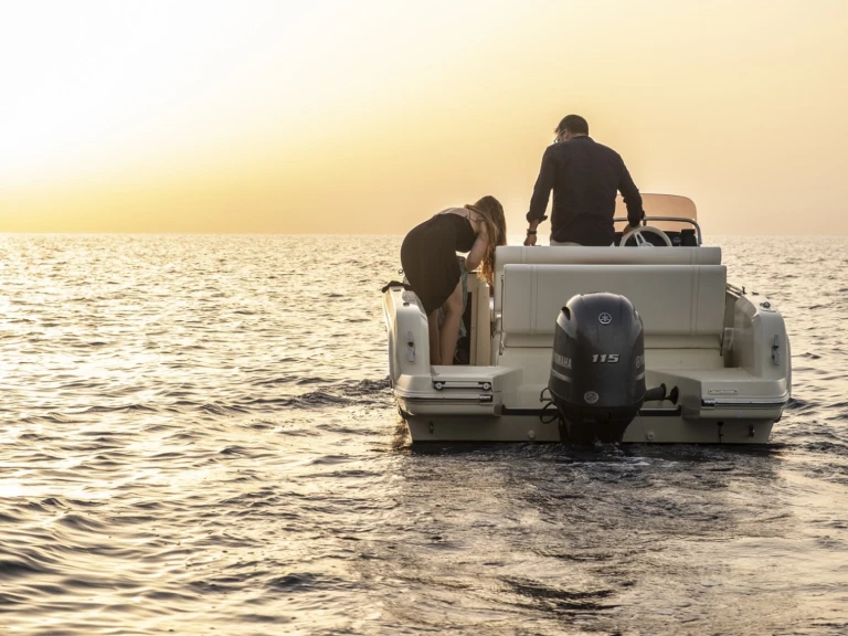 Louez un Invictus  200SX à Fornells