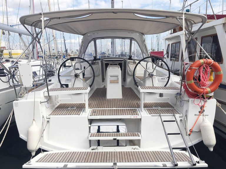 Bénéteau Oceanis 38.1 a louer à Cambrils
